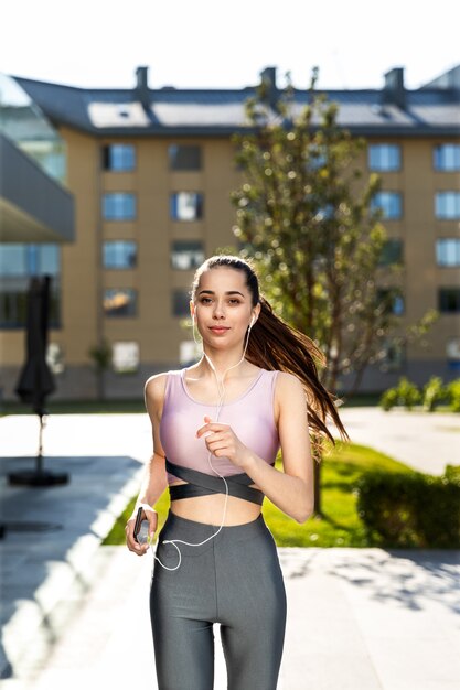 Geschiktheidsmeisje in de modieuze sportkleding die lopende cardiotraining in de ochtend doen