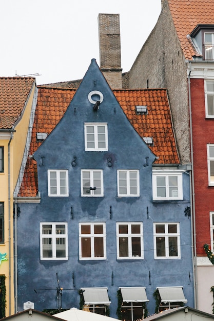 Gratis foto geschilderd blauw oud gebouw met oranje dak