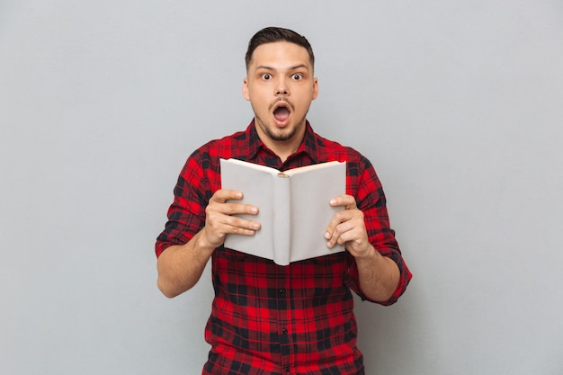 Geschokt man met boek in handen