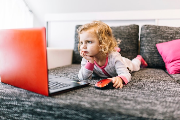 Geschokt meisje met behulp van laptop