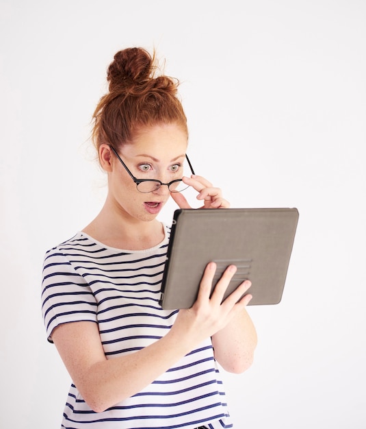 Geschokte vrouw die een tabletschot houdt