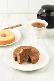 Geselecteerde focus baumkuchen of tree cake (log cake) is een soort spit cake uit de duitse keuken. het is ook een populair dessert in japan.