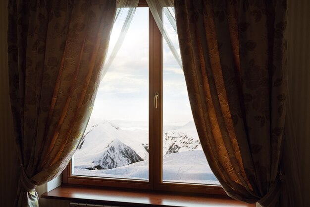 Gesloten raam en prachtige foto buiten het resort met uitzicht op de natuur en rusten?