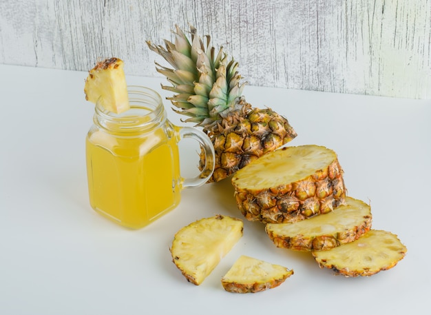 Gratis foto gesneden ananas met sap