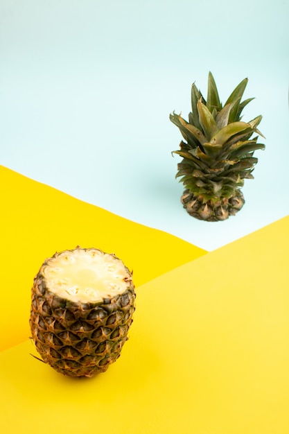 Gesneden ananas vers rijp zacht op geel en ijsblauw