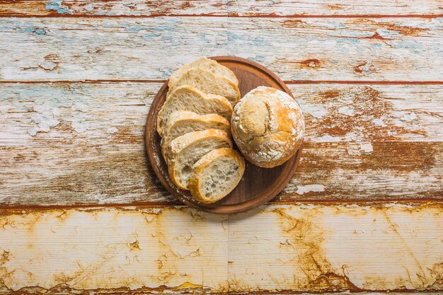 Gratis foto gesneden brood dichtbij broodjes