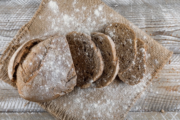 Gesneden brood met melige tafelblad bekijken op een houten oppervlak