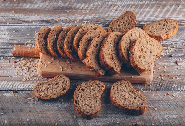 Gesneden brood op een snijplank op een houten oppervlak