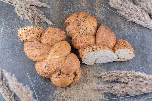 Gesneden brood van strucia brood en bundel van tarwe stengels op marmeren oppervlak