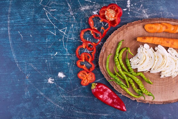 Gesneden chili peper of paprika groentebord opzij.