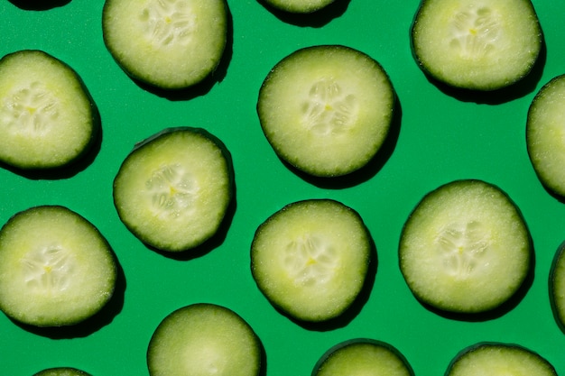 Gesneden komkommerpatroon op een groene achtergrond
