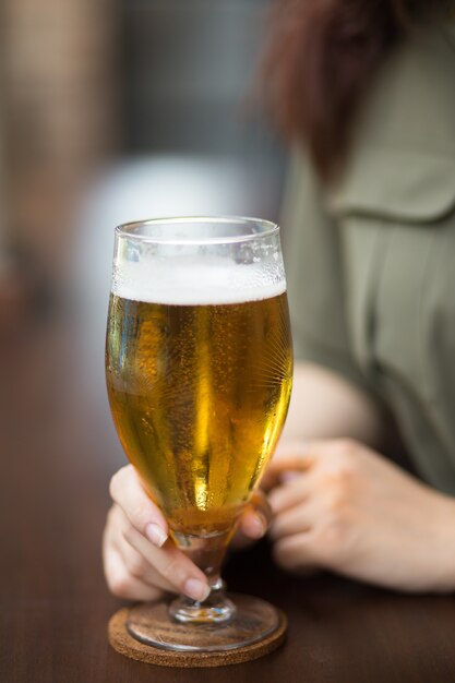 Gesneden Mening Van Vrouw Holding Glas Bier