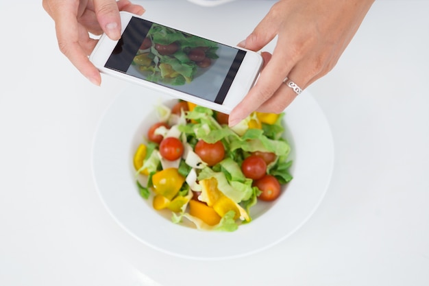 Gesneden mening van vrouw met foto van salade