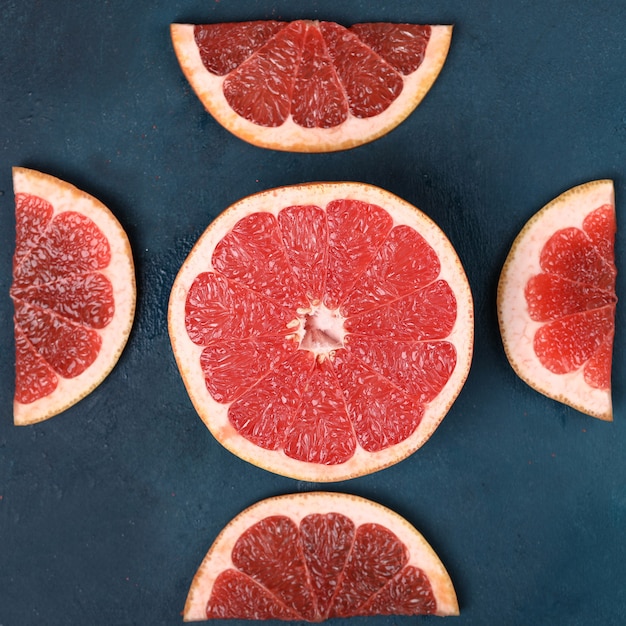 Gratis foto gesneden rode verse grapefruit op blauw.