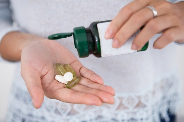 Gesneden Uitzicht Van Vrouw Gieten Pillen Uit Fles