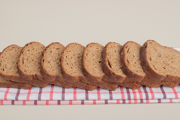 Gesneden vers bruin brood op tafellaken