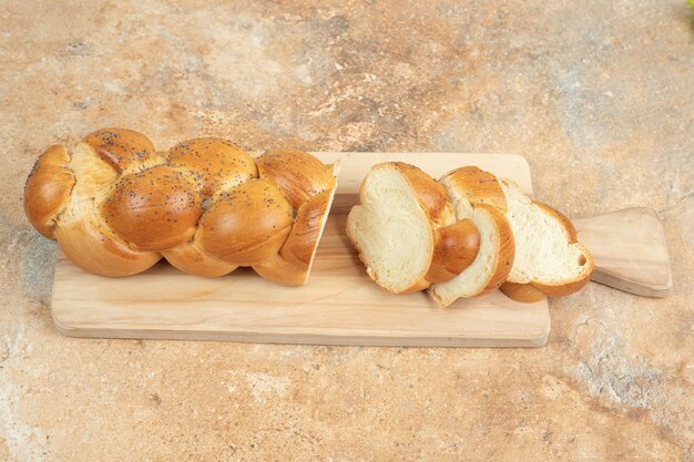 Gesneden vers wit brood op houten snijplank