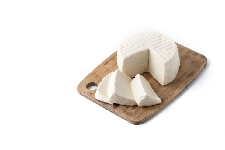 Gratis Foto gesneden verse witte kaas van koemelk geïsoleerd op witte achtergrond