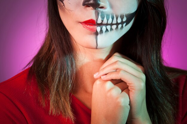 Gesneden weergave van vrouw die een Halloween masker draagt