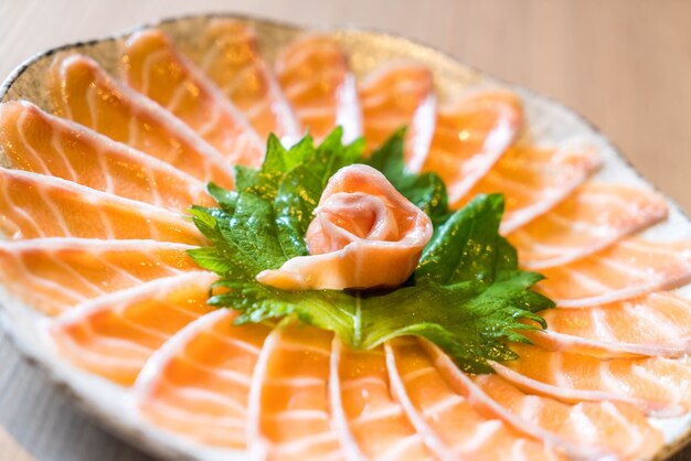 Gesneden zalm sashimi