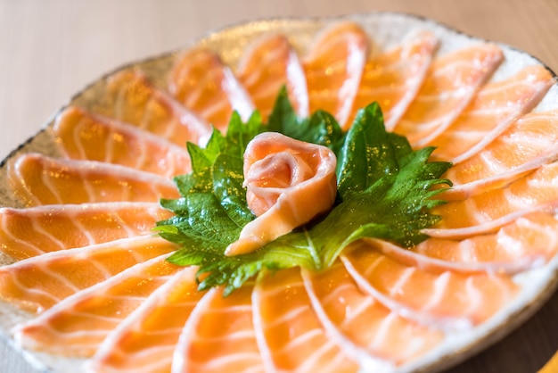 Gratis foto gesneden zalm sashimi