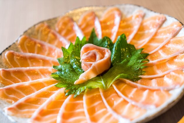 Gesneden zalm sashimi