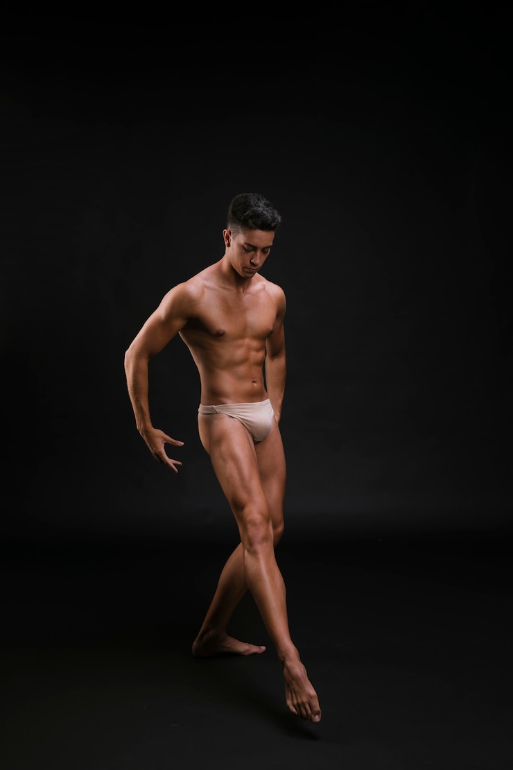 Gratis Foto gespierde balletdanser die been elegant uitrekt