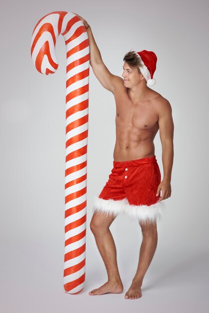 Gespierde man en enorme candy cane