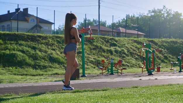 Gespierde vrouw die 's ochtends in het stadion loopt