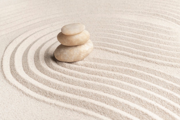 Gestapelde zen marmeren stenen zand achtergrond in mindfulness concept