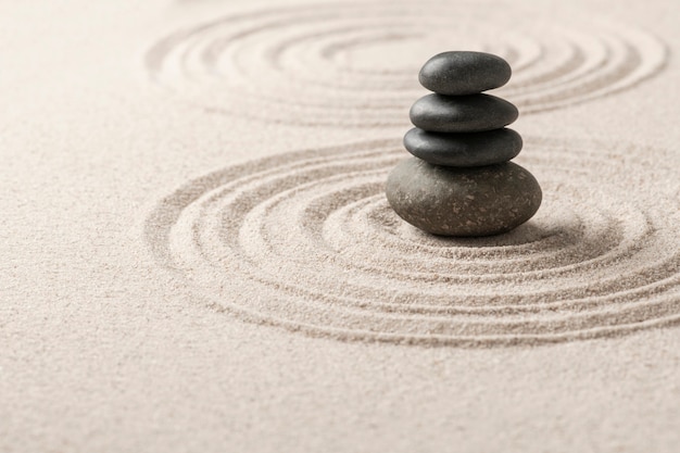Gratis foto gestapelde zen stenen zand achtergrond kunst van evenwicht concept