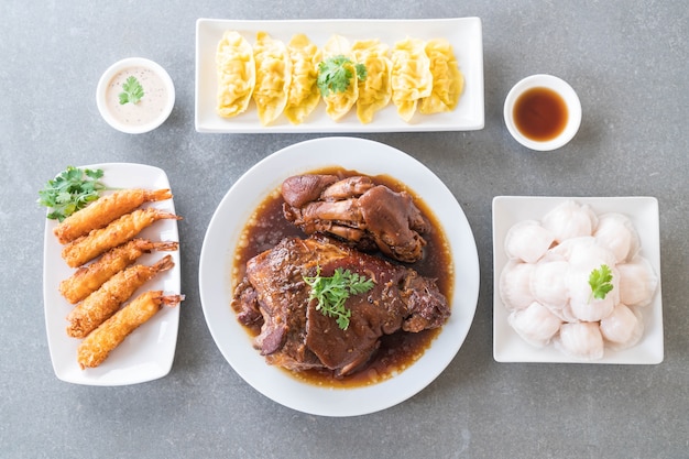 Gestoofde varkensbeen in Gegratineerde Soep, Gestoomde Garnalen Dumplings Dim Sum En Batter-Gebakken Garnalen