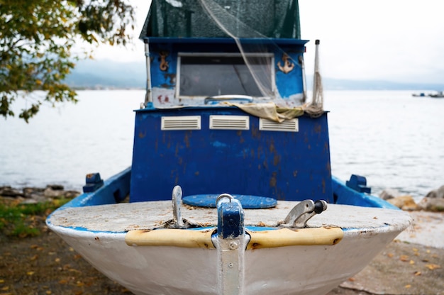 Gestrande metalen boot aan de oever van de Egeïsche zee, Stavros, Griekenland