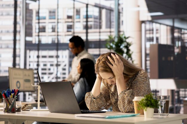 Gestresseerde zakenvrouw krijgt migraine van bedrijfsdruk