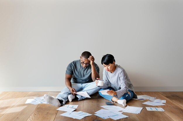 Gestresst stel dat hun financiën aan het uitzoeken is