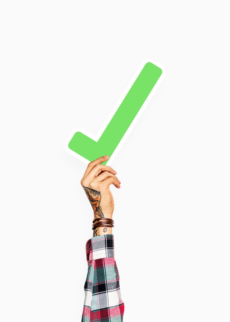 Gratis Foto getatoeëerde hand met groen vinkje pictogram