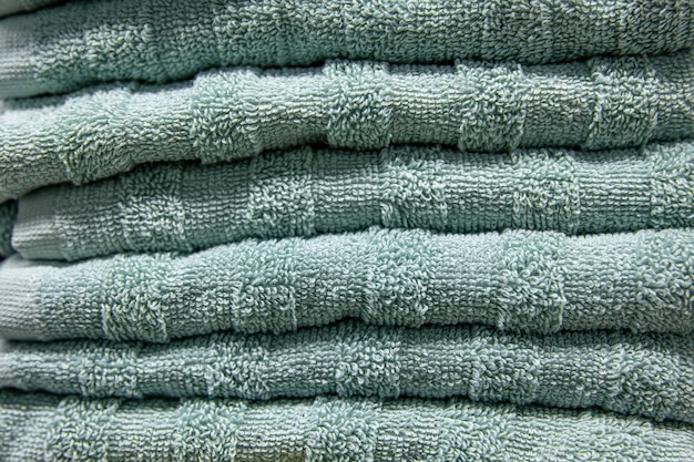 Getextureerde groene badhanddoeken dicht gestapeld