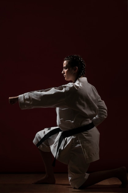 Gevecht pose van vrouw in witte uniform karate
