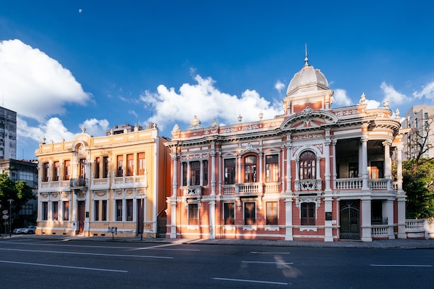 Gevel van de prachtige oude Braziliaanse gebouwen onder een zonnige hemel