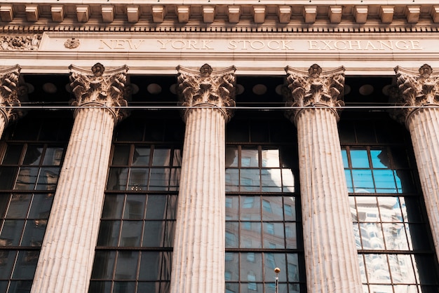 Gevel van het oude gebouw met kolommen van de New York Stock Exchange