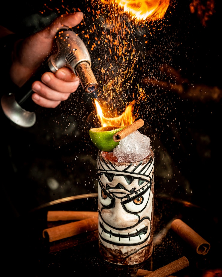 Gratis Foto gevlamde cocktail met ijs en fruit