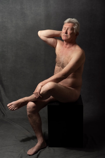 Gratis foto gevoelig portret van een oude man in studio