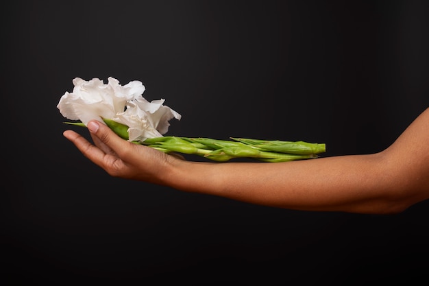 Gevoelige hand met mooie bloem