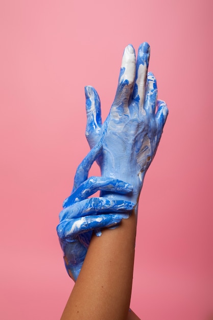 Gevoelige handen met geverfde handpalm