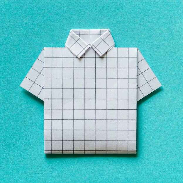 Gevouwen shirt origami papier vaartuig