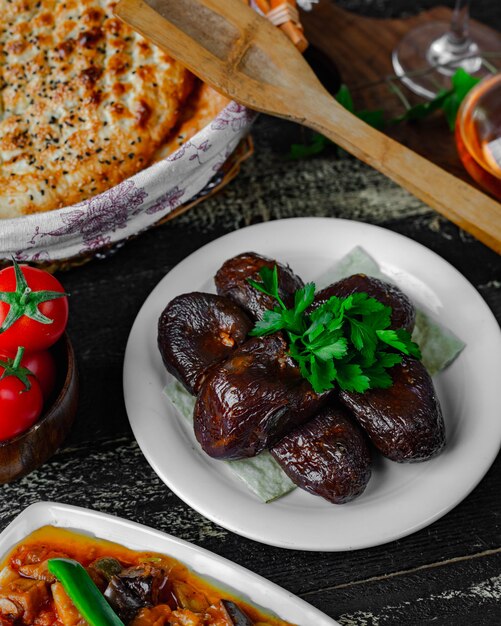 gevulde aubergines op tafel