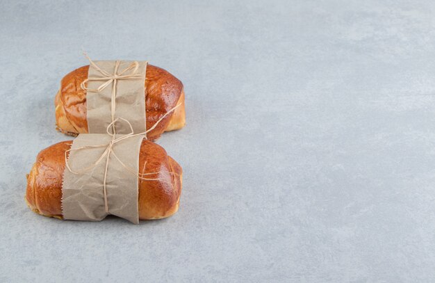 Gevulde smakelijke gebakjes op stenen tafel.