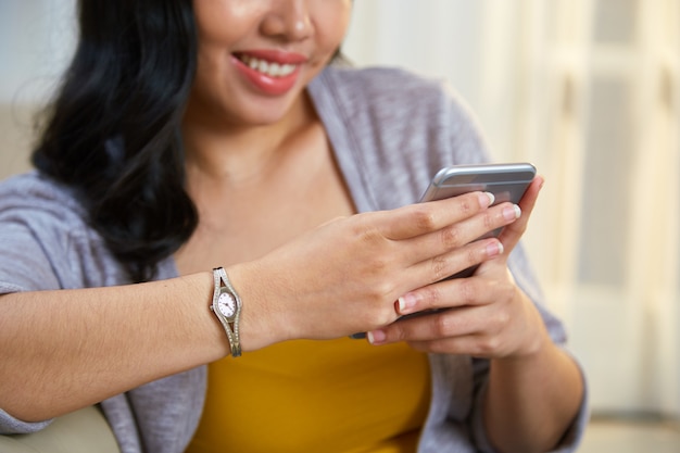 Gewas Filipijnse vrouw met behulp van smartphone