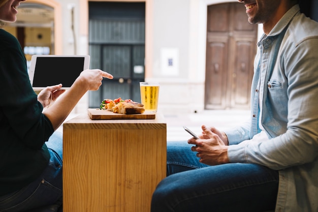 Gewas glimlachend paar dat in koffie spreekt