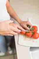 Gratis foto gewas hand helpen vrouw groenten snijden